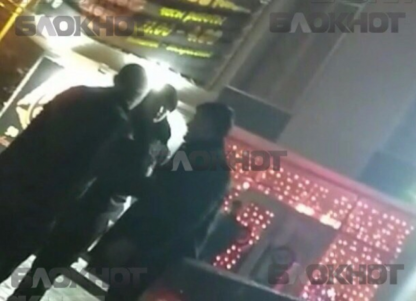 По факту пьяного дебоша полицейских в стриптиз-клубе Волгограда организована проверка