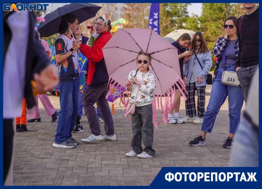 Толпа с необычными зонтами собралась в центре Волгограда 