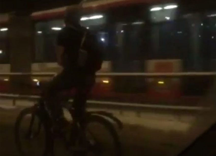 Прокатившийся по зимнему Волгограду велосипедист в футболке и маске попал на видео