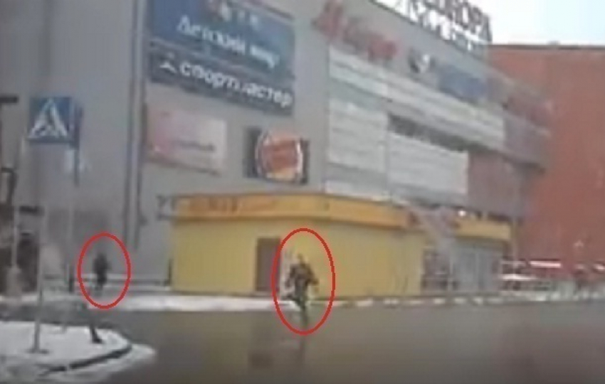 У торгового центра Волгограда охранник проиграл в догонялки вору-спринтеру