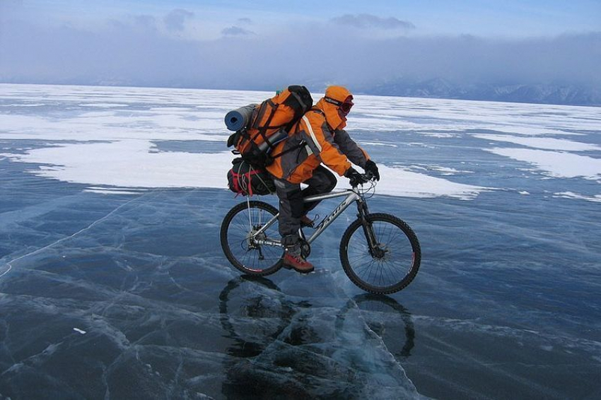 Экстремалы 10 дней будут ехать на велосипедах по льду от Саратова до Волгограда