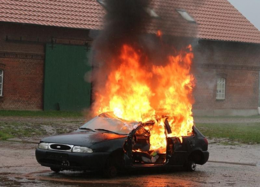 Три автомобиля сгорели за сутки в Волгоградской области 
