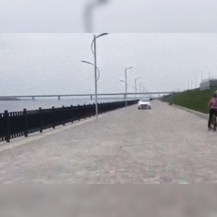 Нарушителя, проехавшегося по тротуару набережной Волгограда, наказали