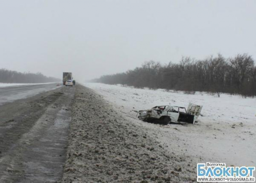 Из-за гололеда на трассе в Волгоградской области шестерка врезалась в грузовик