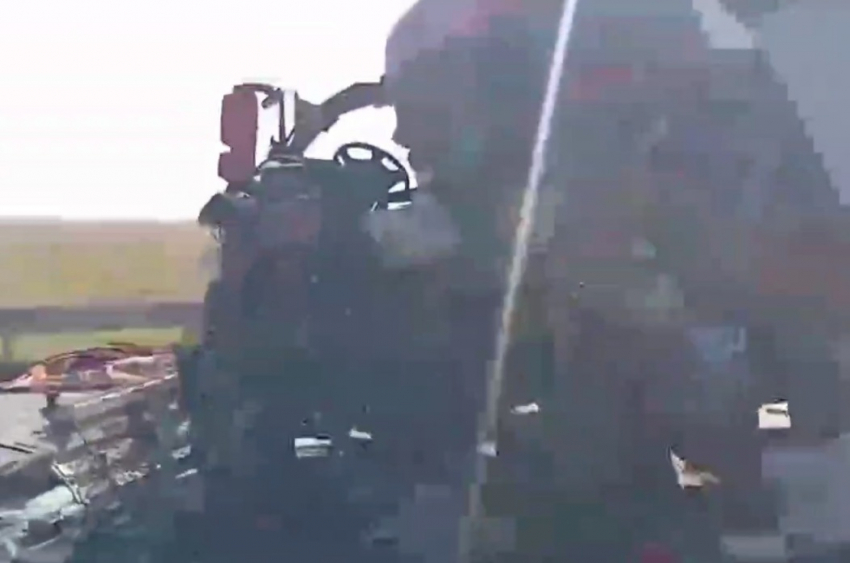 Дальнобойщик погиб в страшном ДТП с большегрузами под Волгоградом