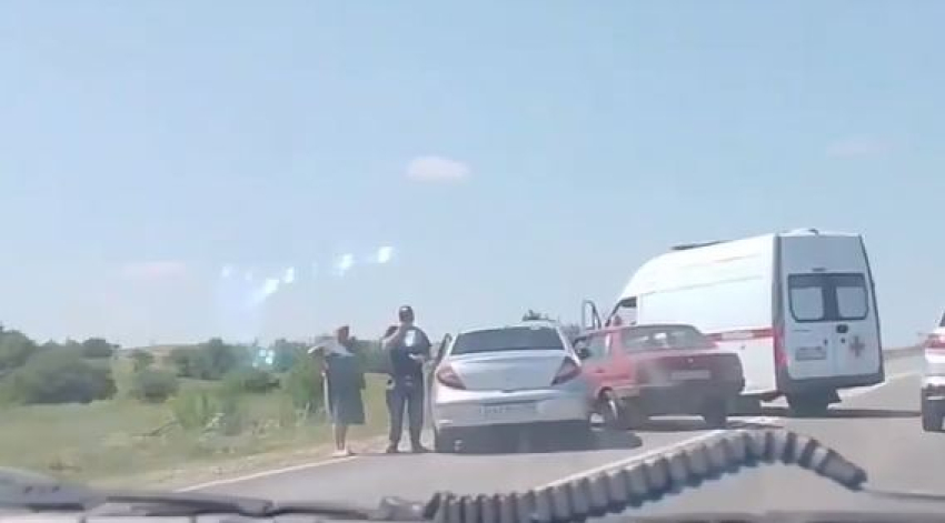 На скорой развозили после ДТП в гигантской очереди за бензином в Волгоградской области
