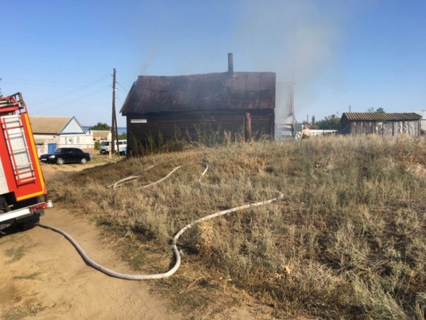 Два человека заживо сгорели на пожаре в частном доме под Волгоградом