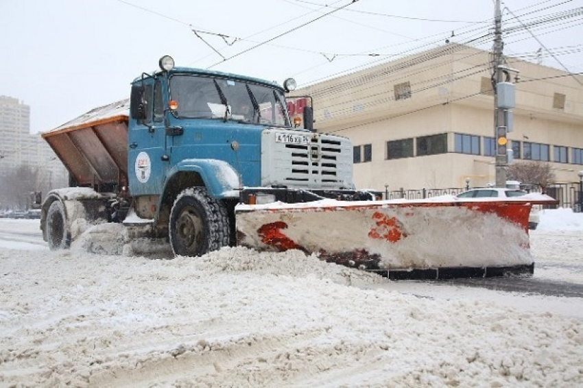 70 спецмашин расчищают Волгоград от ночного снегопада