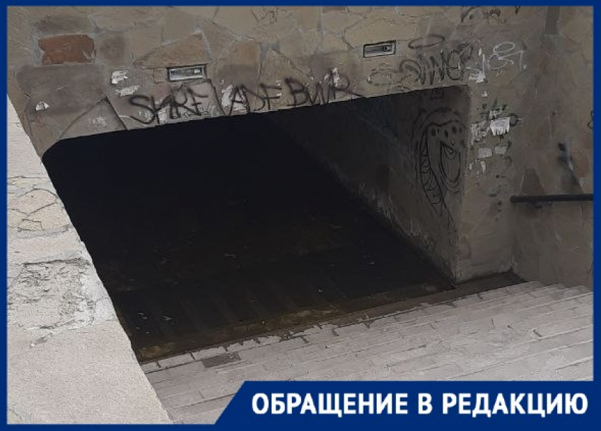 «Вода по щиколотку»: подземный переход затопило на юге Волгограда