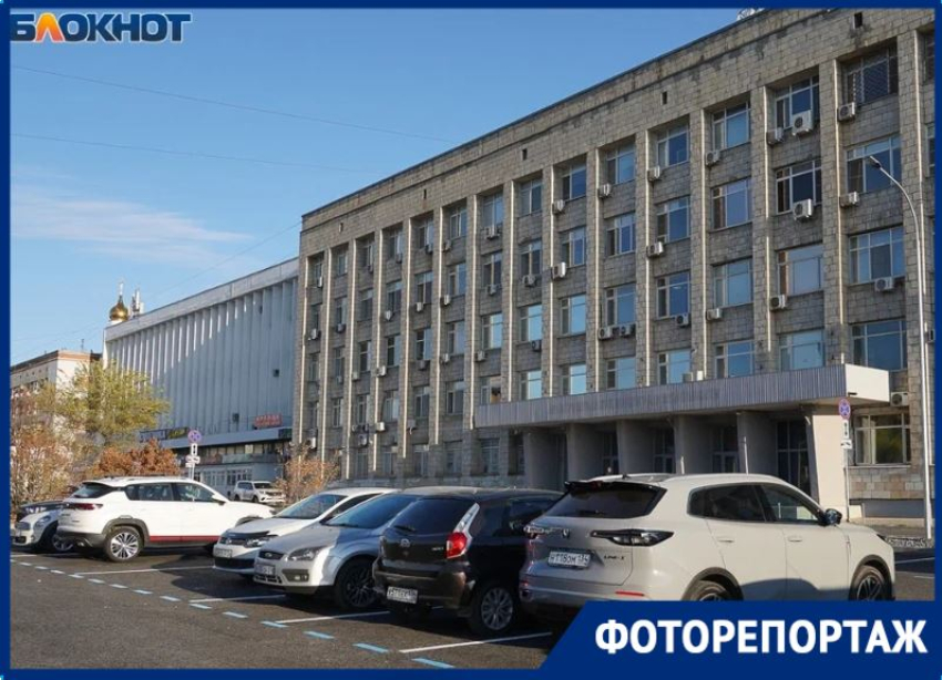 Седьмую Гвардейскую в центре Волгограда вовсю готовят к запуску платных парковок 