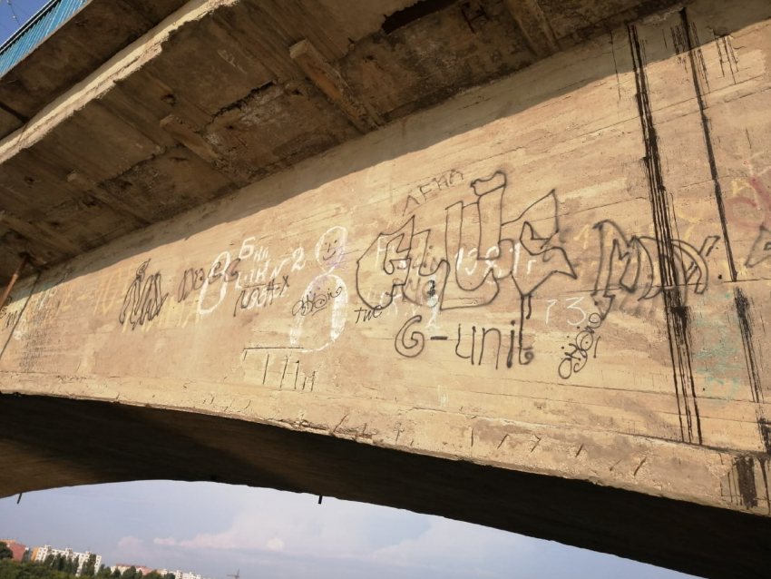 «Он не рассчитан на такую нагрузку»: камышане попросили волгоградского губернатора спасти мост от обрушения 