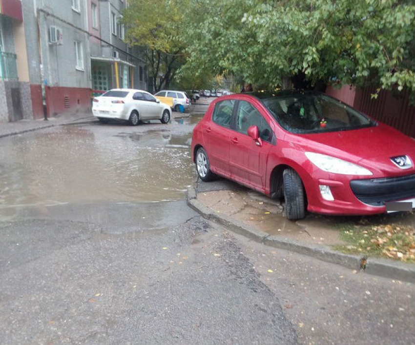 Девушка на красном Peugeot заставила волгоградцев вплавь добраться до подъездов