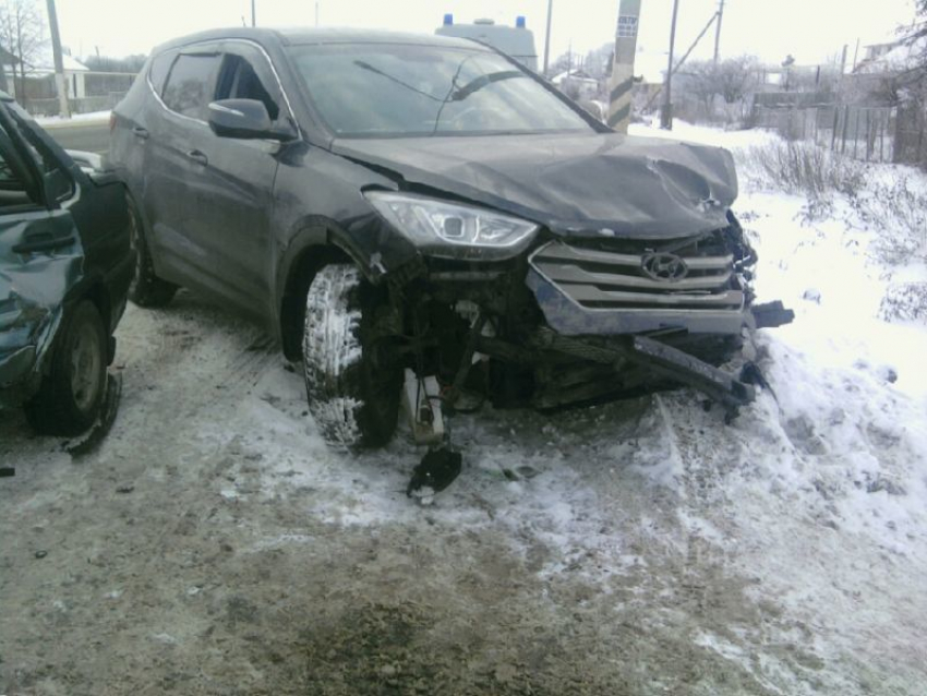 В Волгограде автоледи на ВАЗ-2115 врезалась в Hyundai: есть пострадавшие