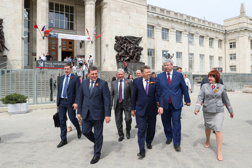 Глава Минтранса прогулялся с Андреем Бочаровым по центру города