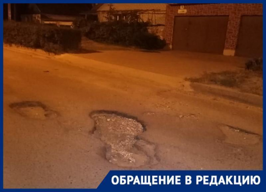 Вблизи школы №128 в Волгограде постоянно бьются машины из-за огромных ям