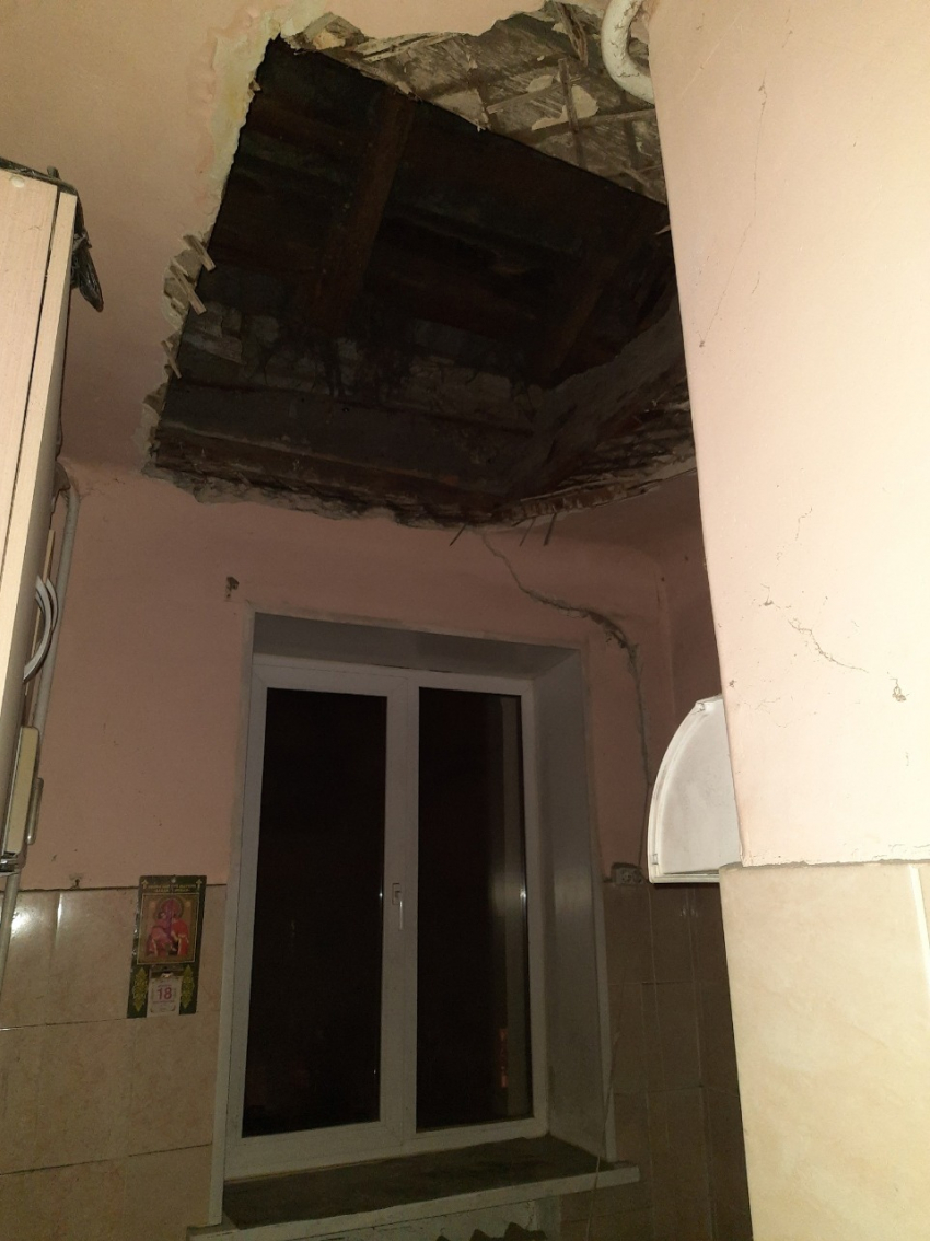 Бетонная плита рухнула в квартире на юге Волгограда 