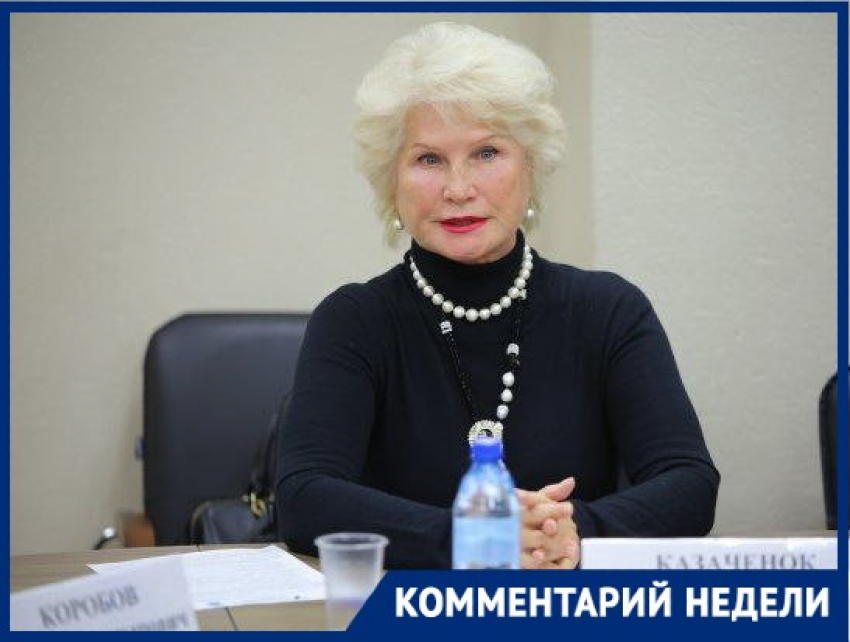 Чуть не прослезилась: статусная волгоградская блондинка получила медаль за профессионализм
