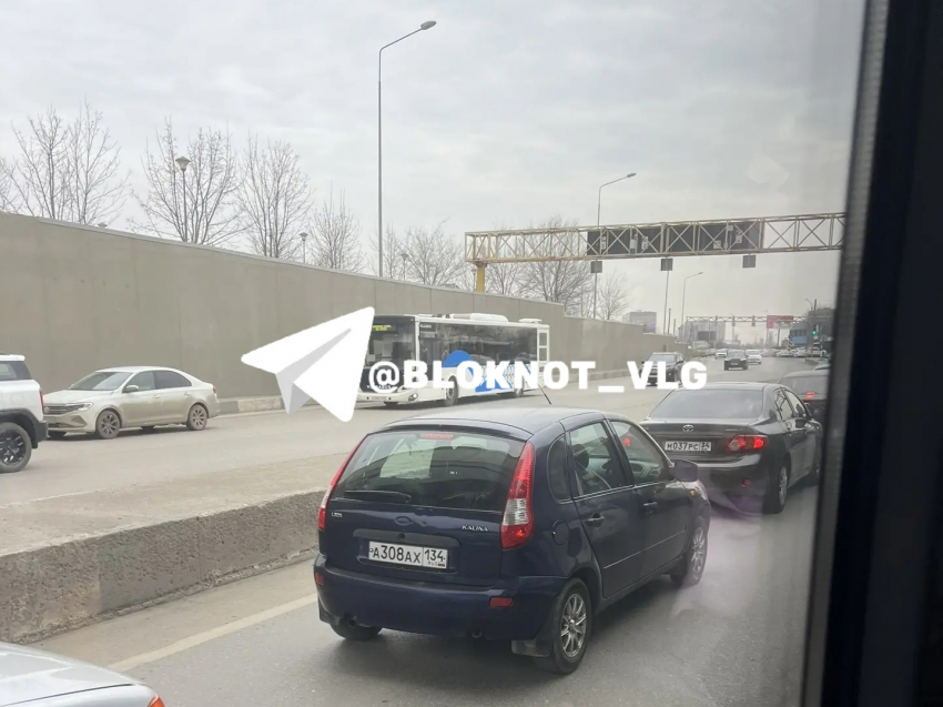 Закрытие популярного путепровода спровоцировало шок-пробки в Волгограде 