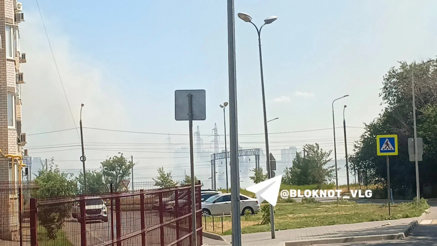 «Весь ГЭС в дыму»: пожар тушит МЧС на севере Волгограда 