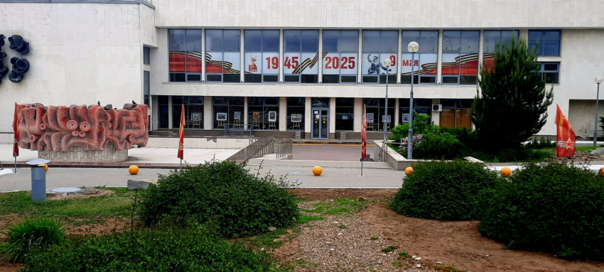 Просадку плитки срочно и без шума устраняют у здания ДЮЦа в центре Волгограда