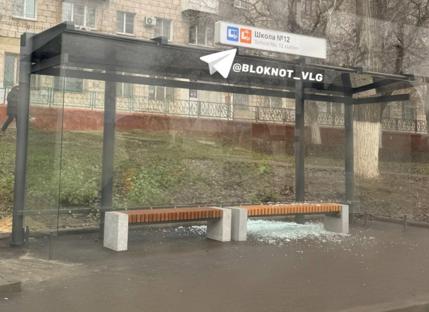 Стеклянный фарш на месте новой остановки оставили в Волгограде