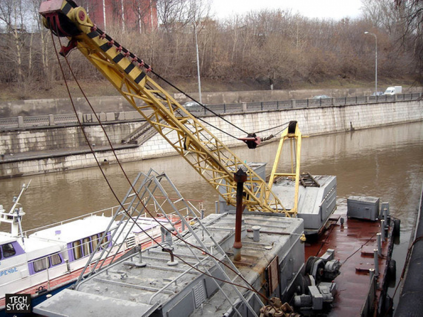 Под Волгоградом в каюте плавкрана скончался крановщик