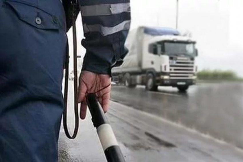 Водитель саратовского грузовика попался с поддельным полисом ОСАГО под Волгоградом