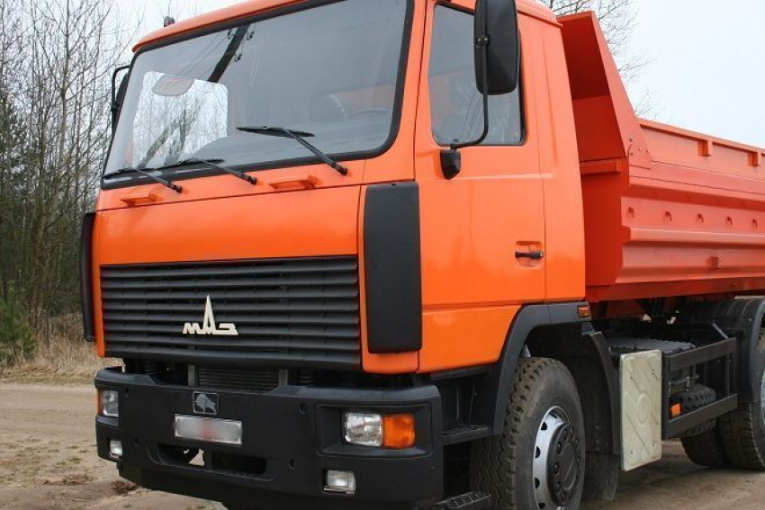 Мужчина на «семерке» врезался в грузовик МАЗ на западе Волгограда 