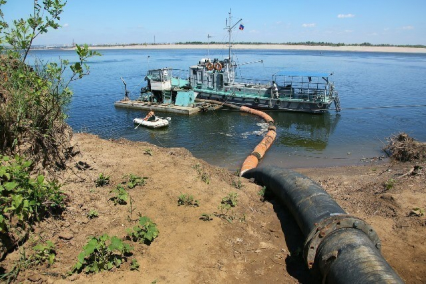 В Волгограде на остров Сарпинский закачивают воду