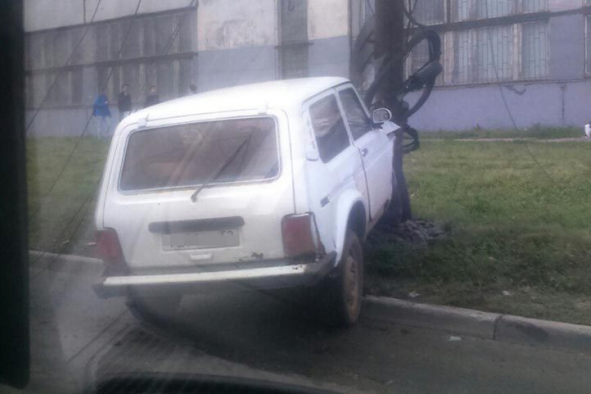 Водитель Chevrolet Niva снес столб на севере Волгограда 