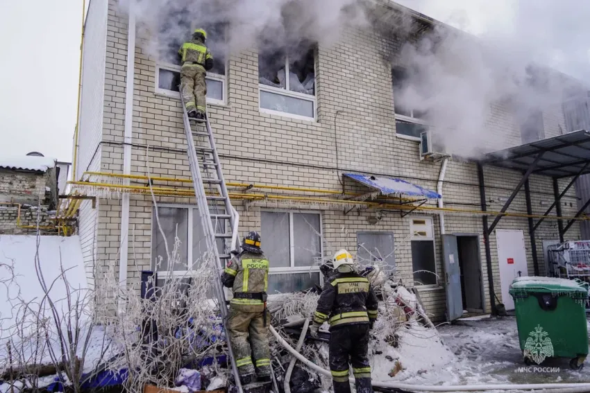 Появилось видео тушения пожара на ста квадратах в Волгограде