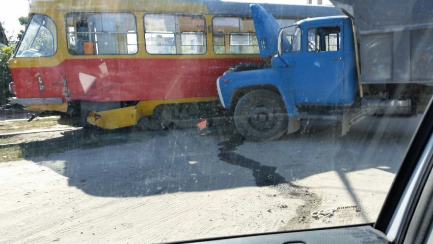 В Волгограде грузовик «ЗИЛ» протаранил трамвай №13