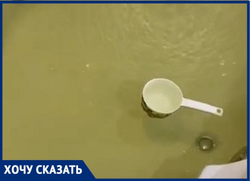Из кранов в Волгограде больше месяца вода течет жуткого цвета 