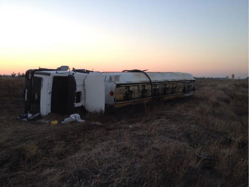 Под Волгоградом перевернулась автоцистерна: 2 пострадавших
