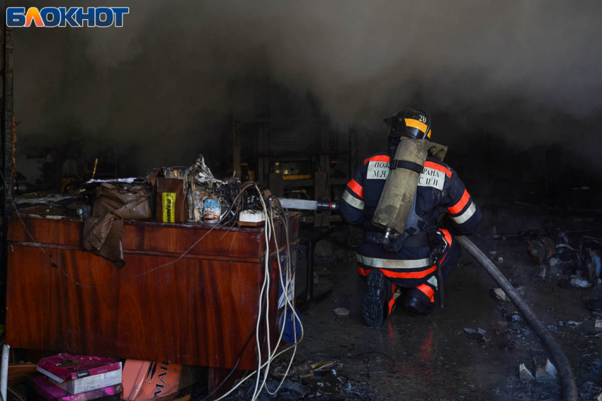 Жуткий пожар под Волгоградом: в огне сгорели два человека 