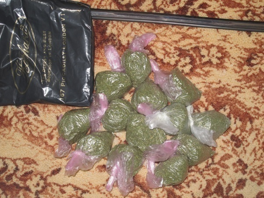 Наркополицейские обнаружили в шкафу волгоградца 13 пакетиков с марихуаной