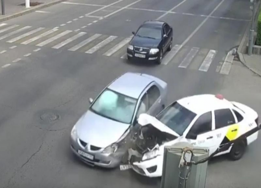 Авария в центре Волгограда с участием «Яндекс. Такси» попала на видео