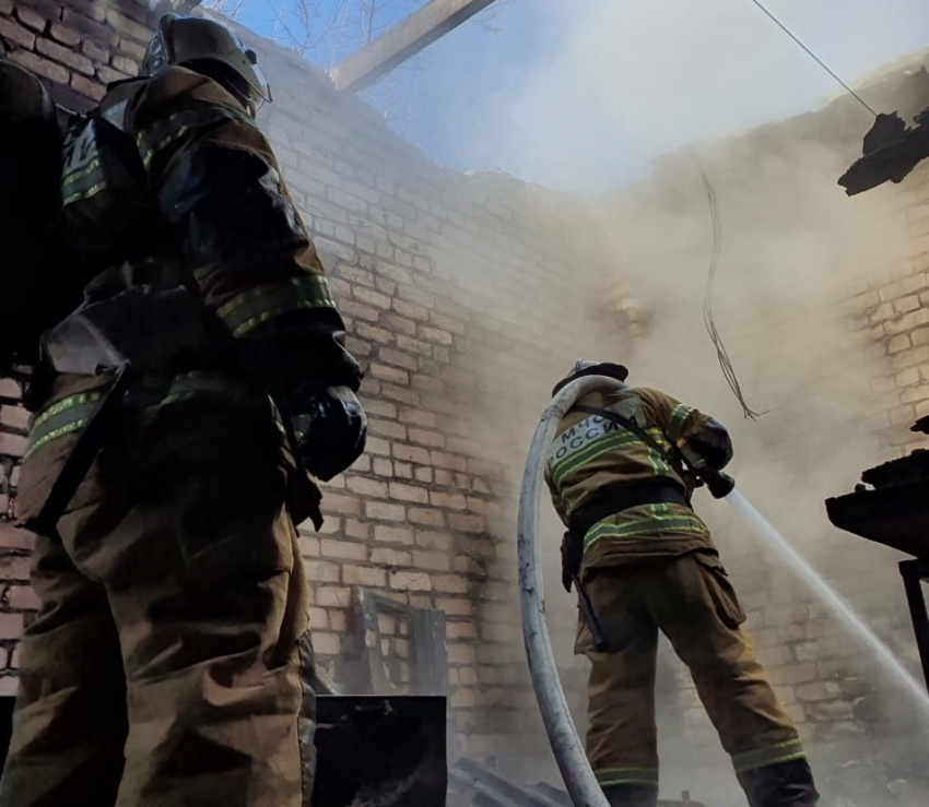 Под Волгоградом мужчина погиб при пожаре в пристройке 