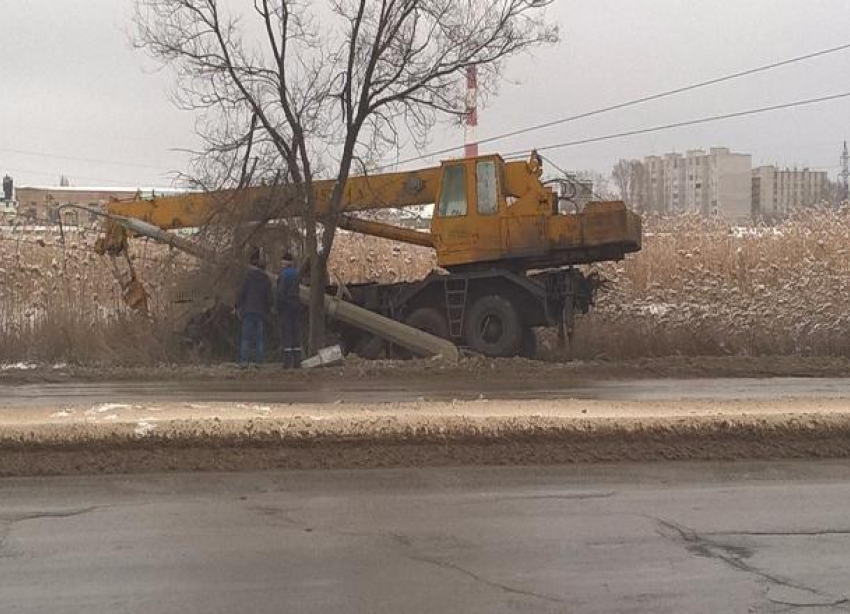 Автокран съехал с дороги и повалил бетонный столб на юге Волгограда 