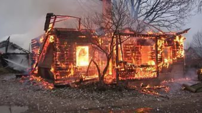 Под Волгоградом в пожаре в частном доме погиб 61-летний мужчина 