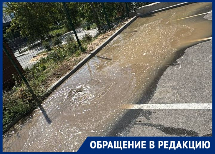 «Так и хлещет»: впечатляющий потоп сняли на видео в Волгограде