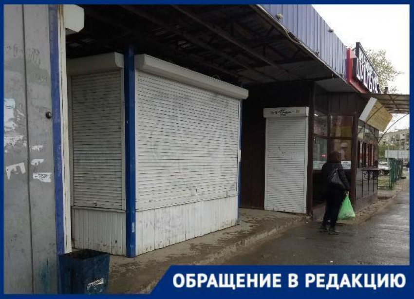 Жители Волгограда недоумевают, зачем поставили ларек внутри остановки