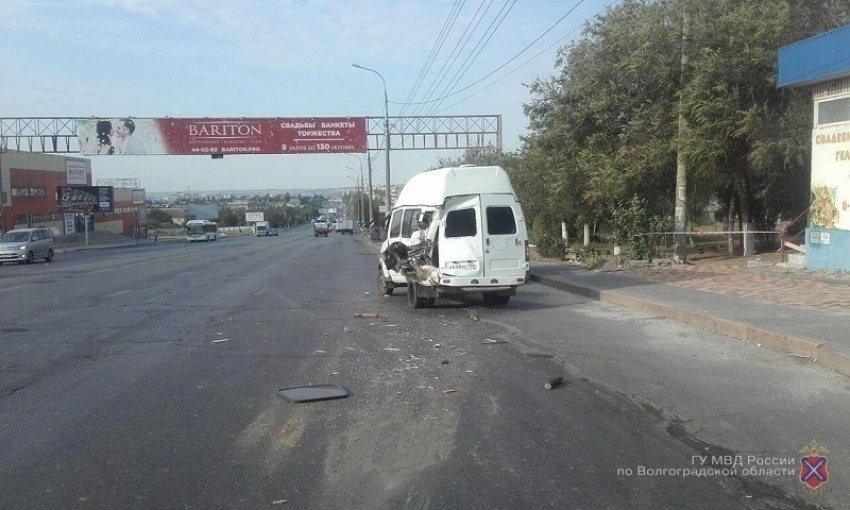 «Газель» протаранила стоявшую маршрутку 8 «С» в Волгограде: трое пассажиров в больнице