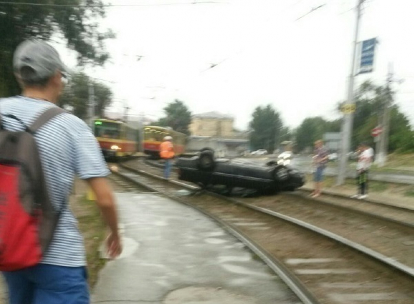 В Волгограде легковушка перевернулась на трамвайных путях 