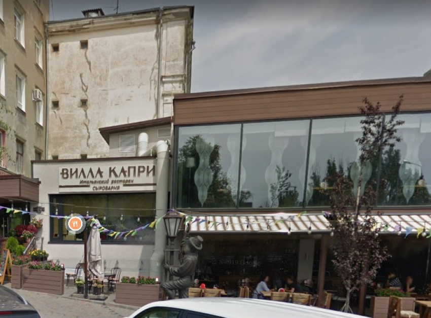В центре Волгограда загорелся ресторан «Вилла Капри» 