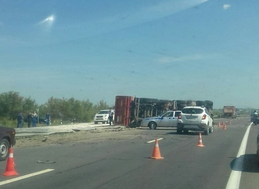 Под Волгоградом 18-летняя девушка погибла, вылетев из кабины КамАЗа