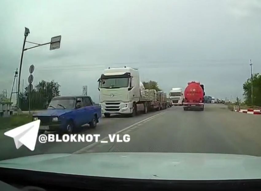 Москвича впечатлила забитая дорога фурами под Волгоградом