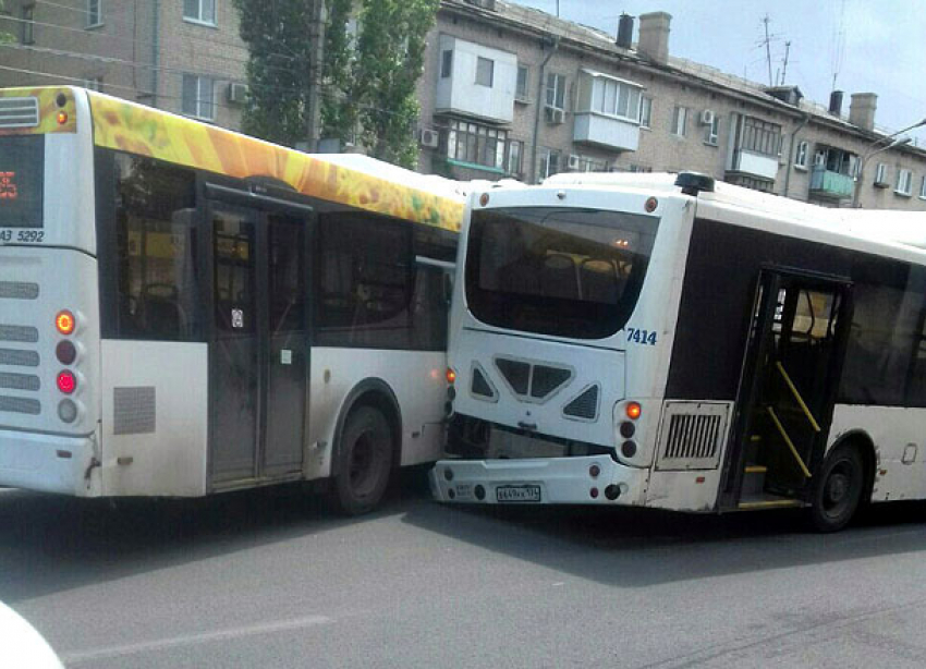 В столкновении автобусов «Питеравто» и ВПАТП №7 волгоградцы обвинили маршрутки