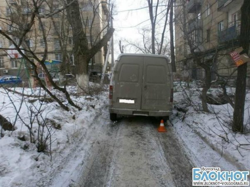 В Волгоградском дворе ГАЗель сдавала назад и сбила 78-летнюю женщину