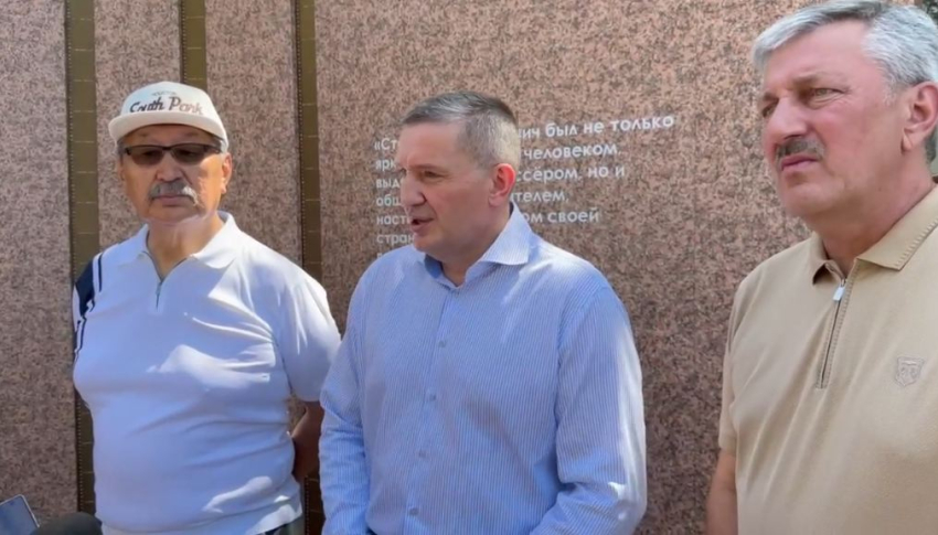 Трем избранным показали новый сквер в центре Волгограда